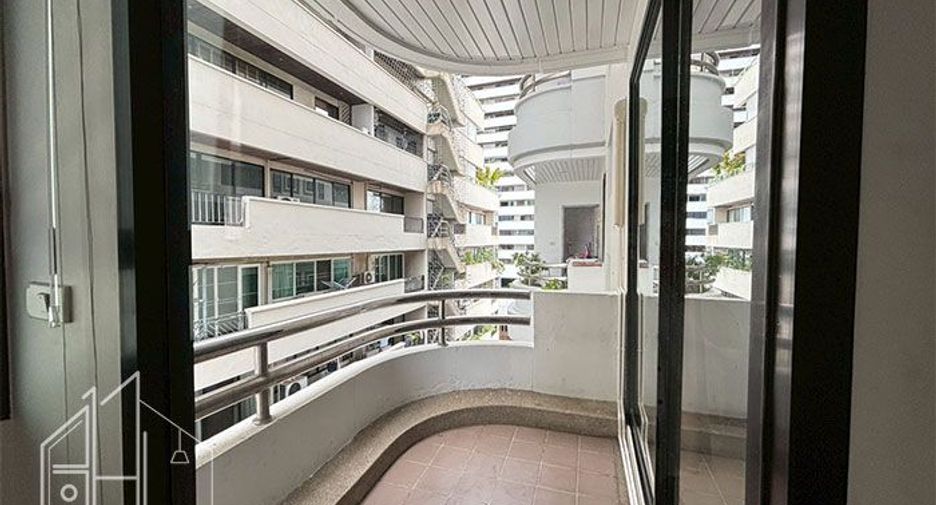 For rent 2 bedrooms condo in Watthana, Bangkok