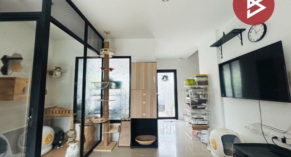 Casa adosada en venta de 3 habitaciones en Thung Khru, Bangkok