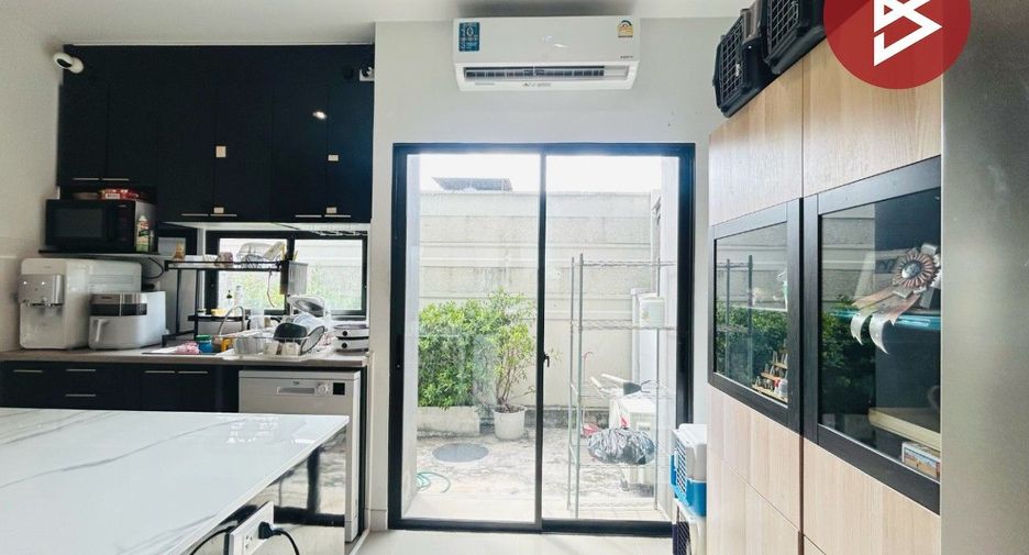 Casa adosada en venta de 3 habitaciones en Thung Khru, Bangkok