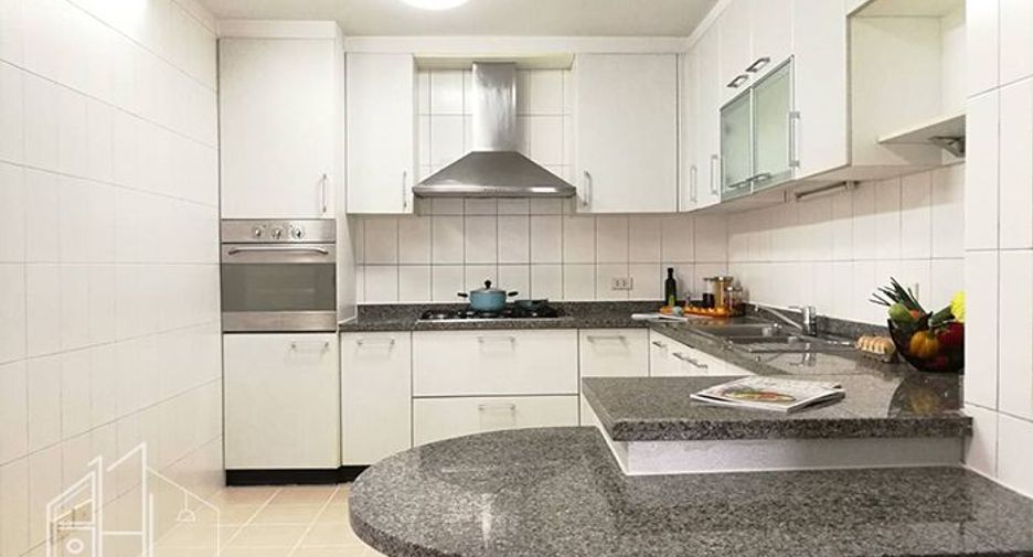 For rent 3 bedrooms condo in Khlong Toei, Bangkok