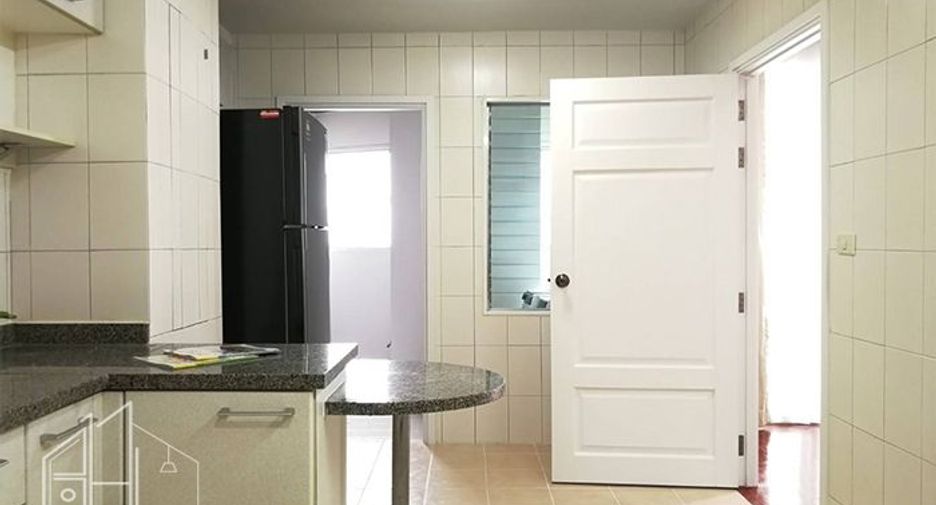 For rent 3 bedrooms condo in Khlong Toei, Bangkok