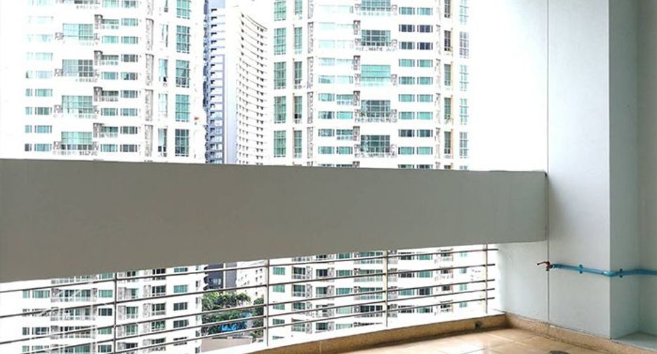 For rent 3 bedrooms condo in Khlong Toei, Bangkok