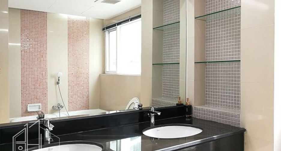 For rent 3 bedrooms condo in Khlong Toei, Bangkok