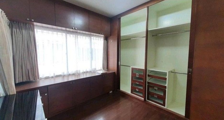Casa en alquiler de 3 habitaciones en Phasi Charoen, Bangkok