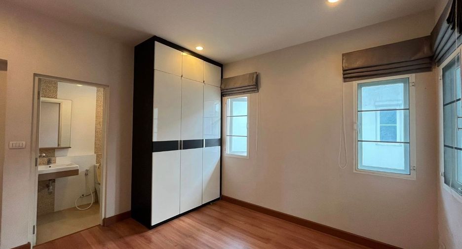 Haus zur Miete mit 3 Zimmer in Phasi Charoen, Bangkok