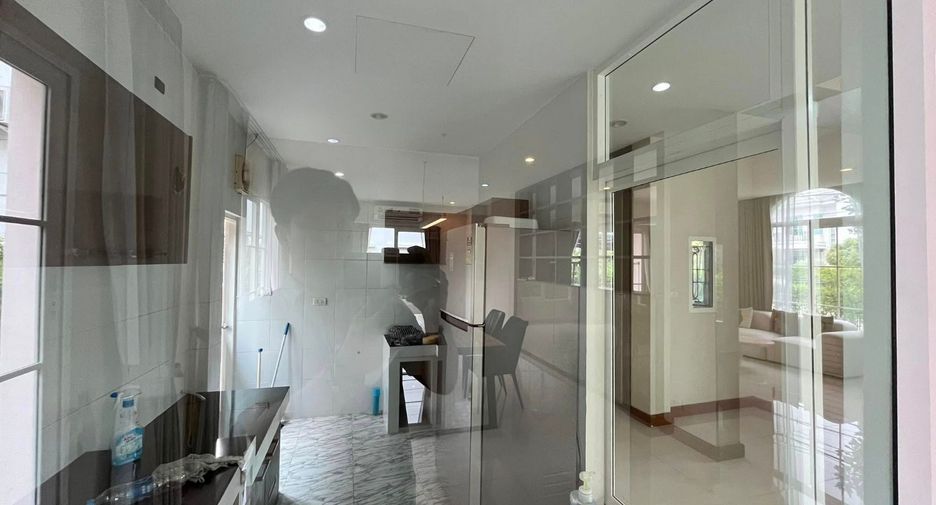 Haus zur Miete mit 3 Zimmer in Phasi Charoen, Bangkok