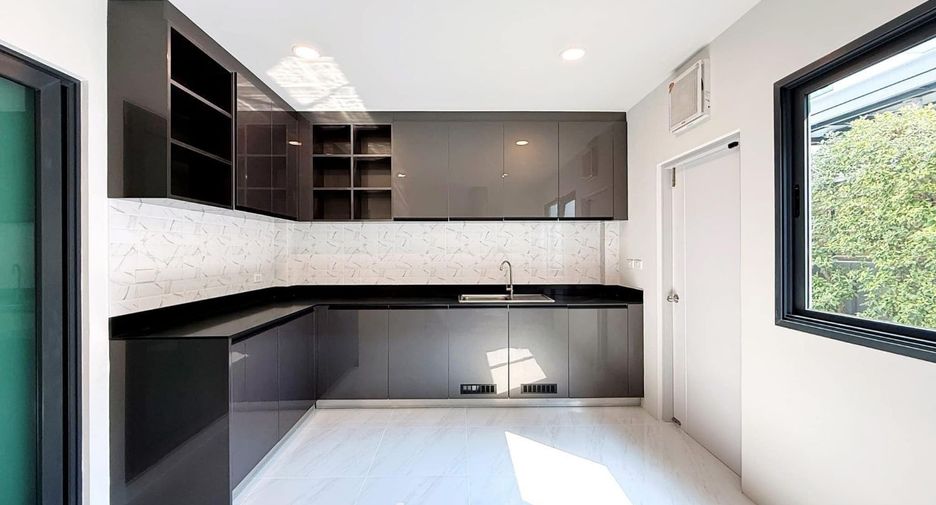 For sale 5 bedrooms house in Mueang Nonthaburi, Nonthaburi