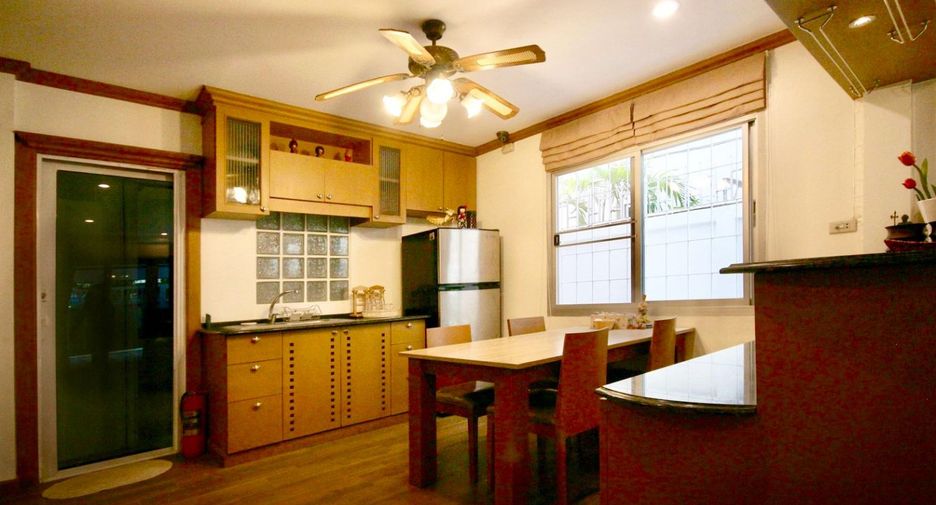 Casa en alquiler de 4 habitaciones en Phaya Thai, Bangkok