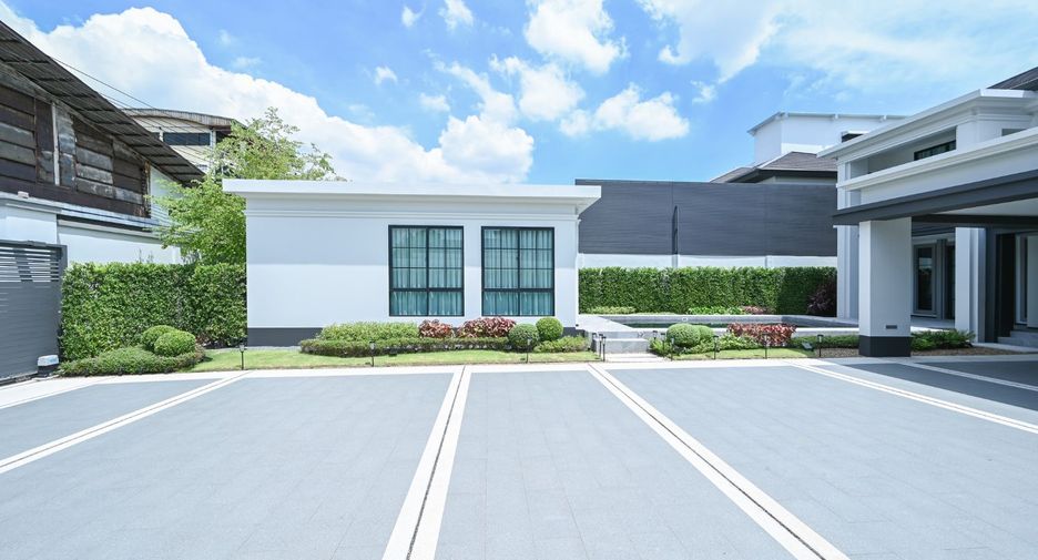 For rent 4 bedrooms house in Mueang Samut Prakan, Samut Prakan