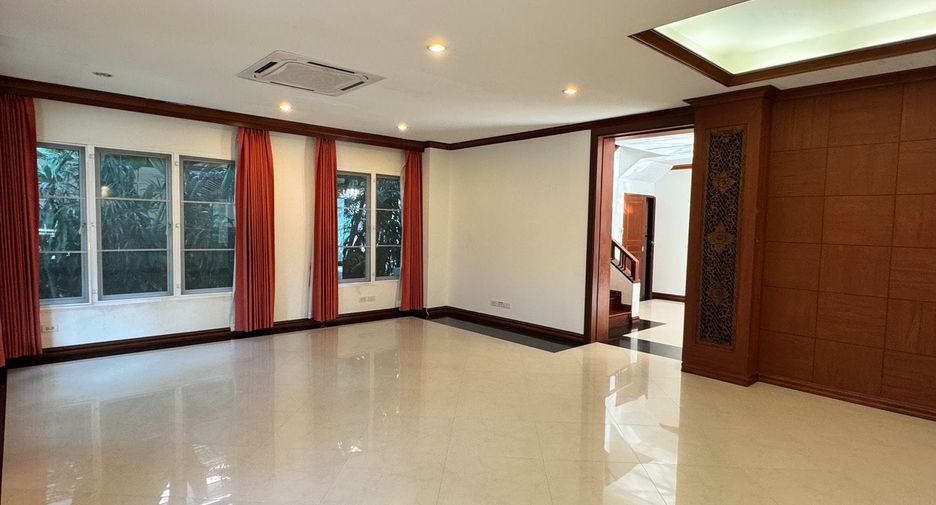 Casa en alquiler de 4 habitaciones en Khlong Toei, Bangkok