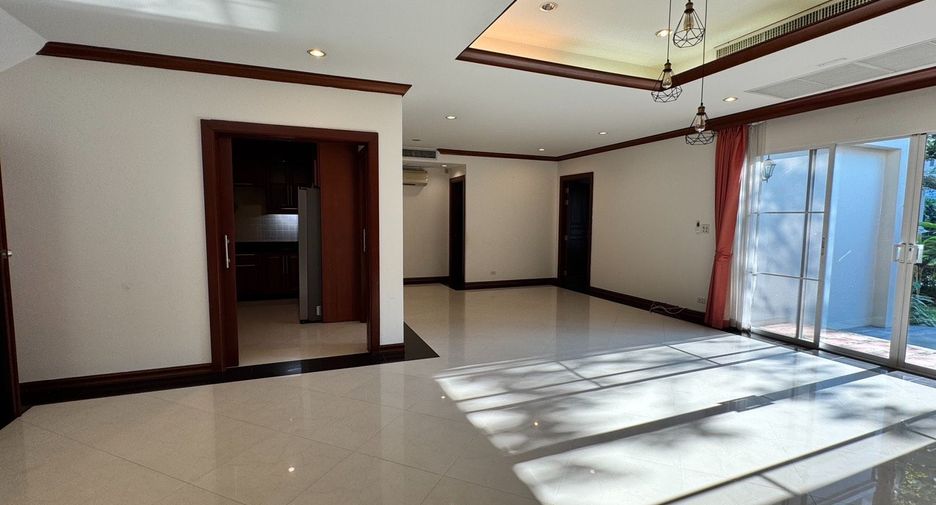 Casa en alquiler de 4 habitaciones en Khlong Toei, Bangkok