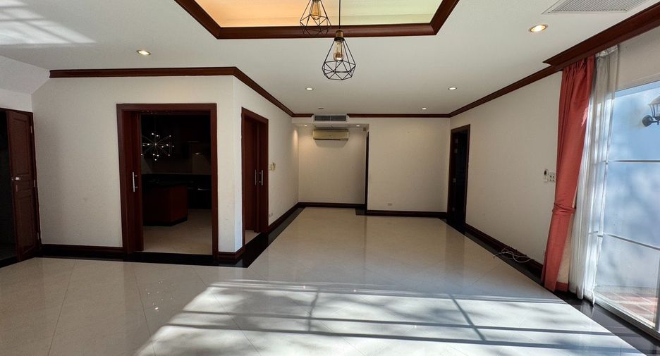 Casa en alquiler de 4 habitaciones en Khlong Toei, Bangkok