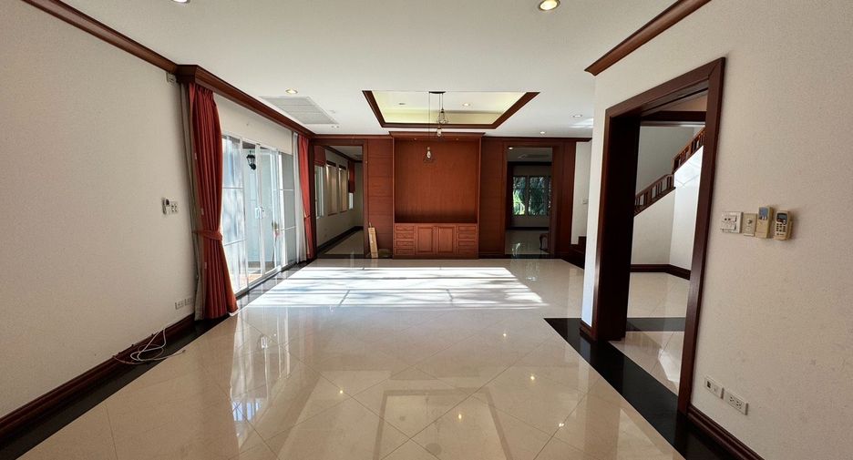Casa en alquiler de 4 habitaciones en Khlong Toei, Bangkok
