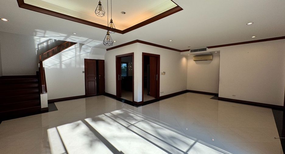 Casa en alquiler de 4 habitaciones en Khlong Toei, Bangkok
