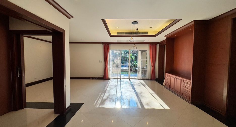 Casa en alquiler de 4 habitaciones en Khlong Toei, Bangkok