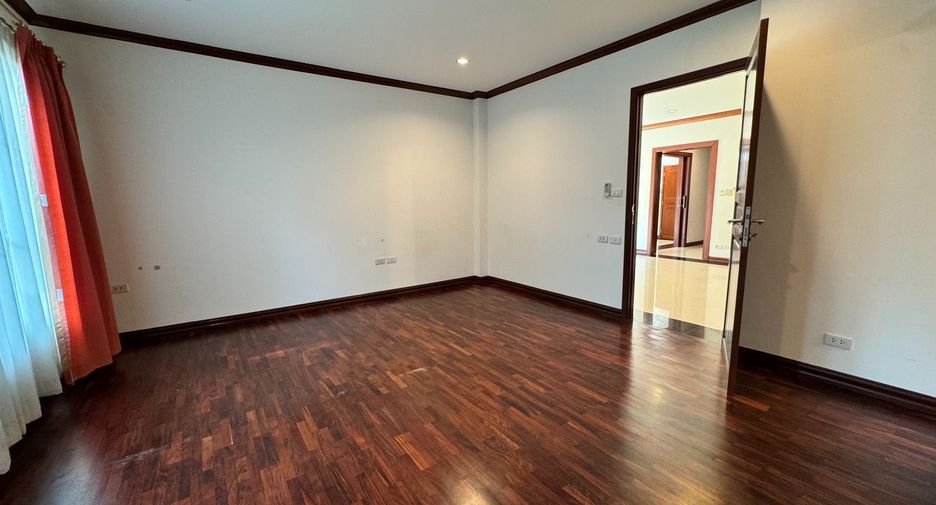 Casa en alquiler de 4 habitaciones en Khlong Toei, Bangkok