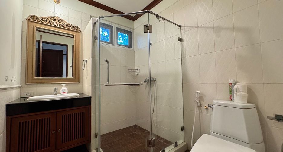 Casa en alquiler de 4 habitaciones en Khlong Toei, Bangkok