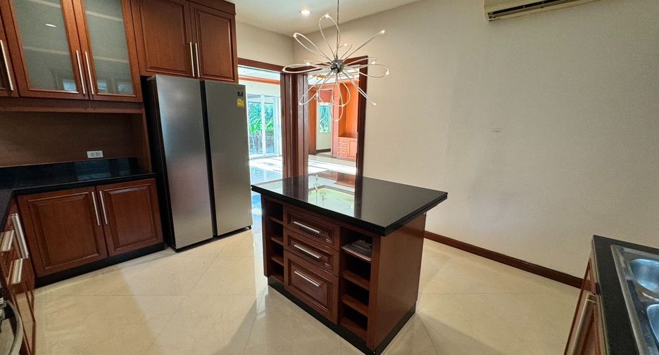 Casa en alquiler de 4 habitaciones en Khlong Toei, Bangkok