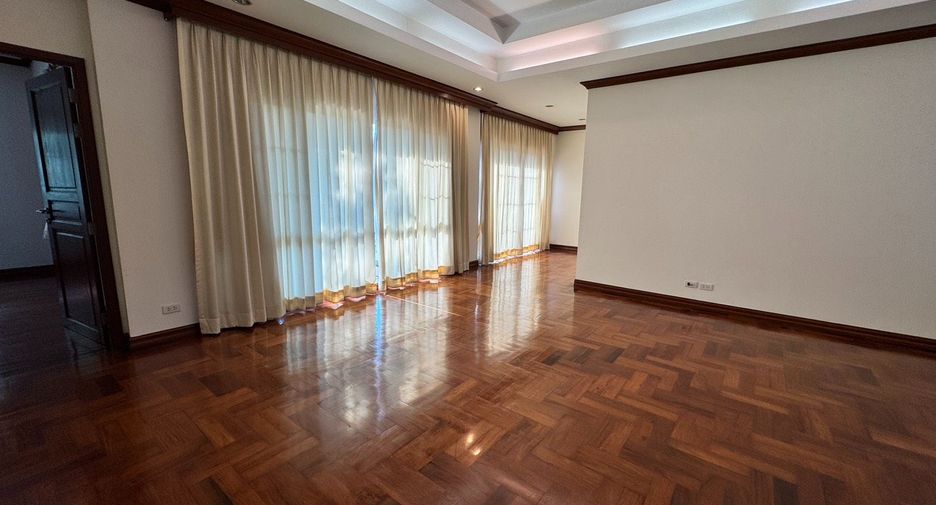 Casa en alquiler de 4 habitaciones en Khlong Toei, Bangkok