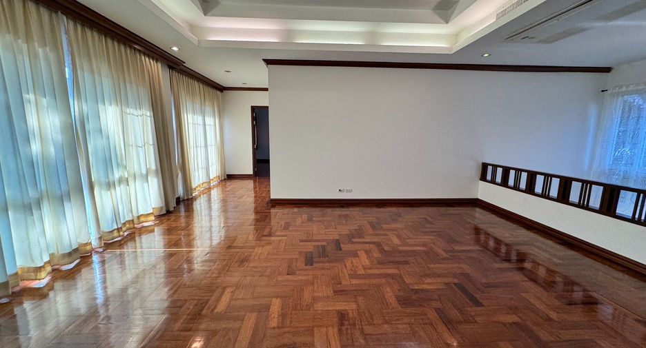 Casa en alquiler de 4 habitaciones en Khlong Toei, Bangkok