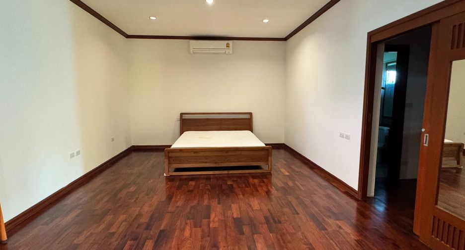 Casa en alquiler de 4 habitaciones en Khlong Toei, Bangkok