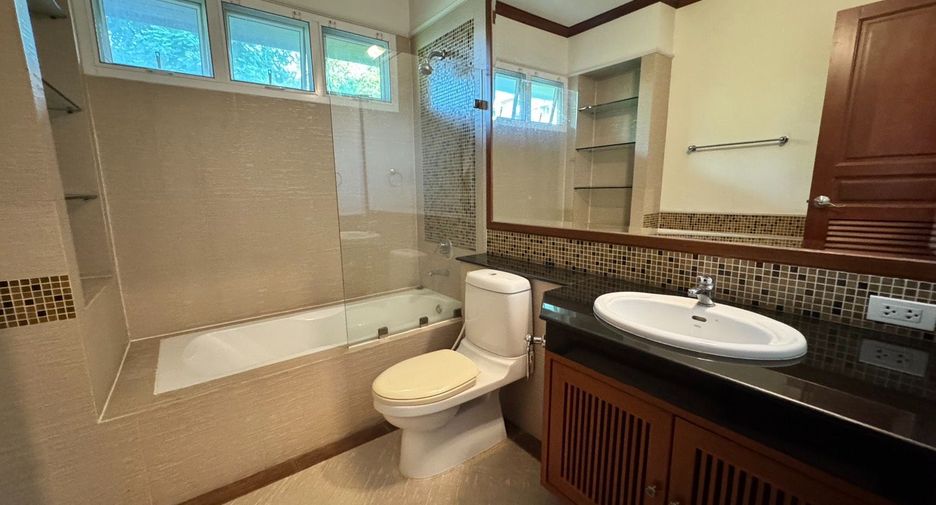 Casa en alquiler de 4 habitaciones en Khlong Toei, Bangkok