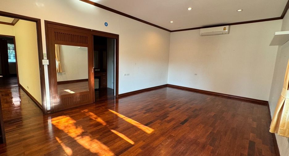Casa en alquiler de 4 habitaciones en Khlong Toei, Bangkok