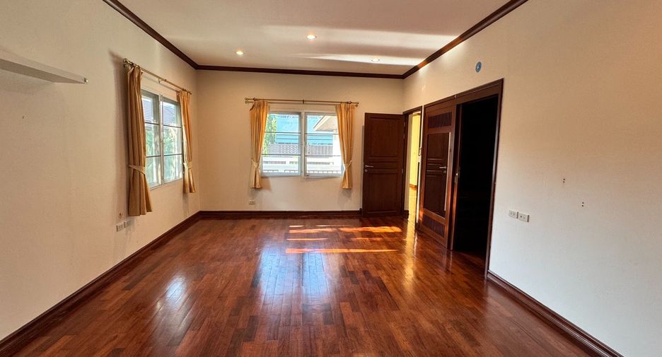 Casa en alquiler de 4 habitaciones en Khlong Toei, Bangkok