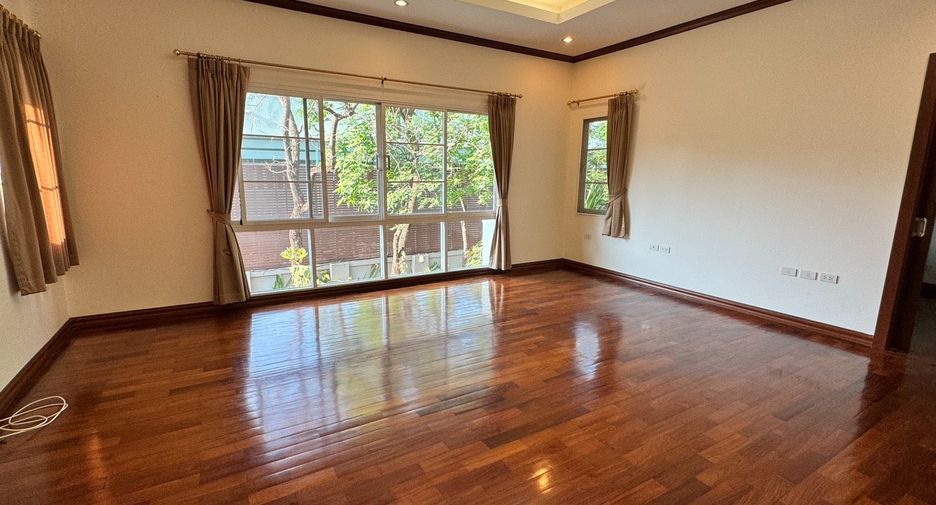 Casa en alquiler de 4 habitaciones en Khlong Toei, Bangkok