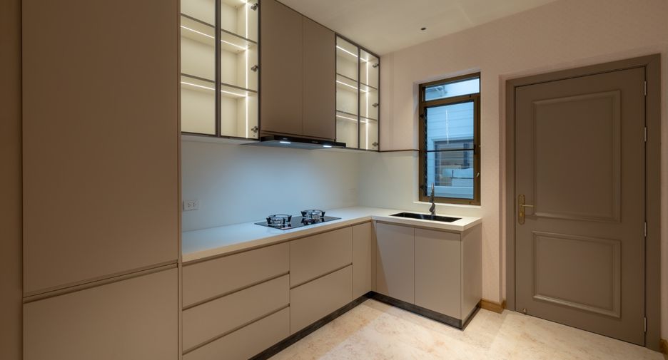 Casa en venta de 5 habitaciones en Saraphi, Chiang Mai
