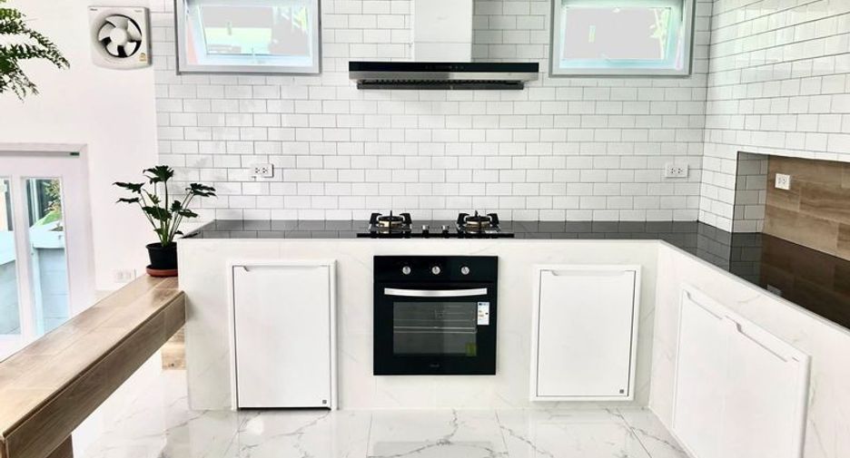 Casa en alquiler y en venta de 5 habitaciones en Ban Bueng, Chonburi