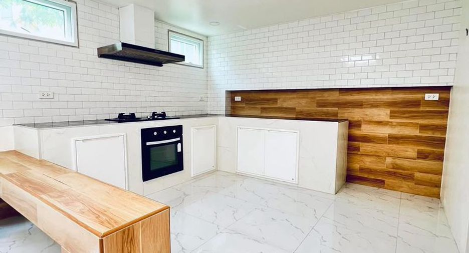 Casa en alquiler y en venta de 5 habitaciones en Ban Bueng, Chonburi