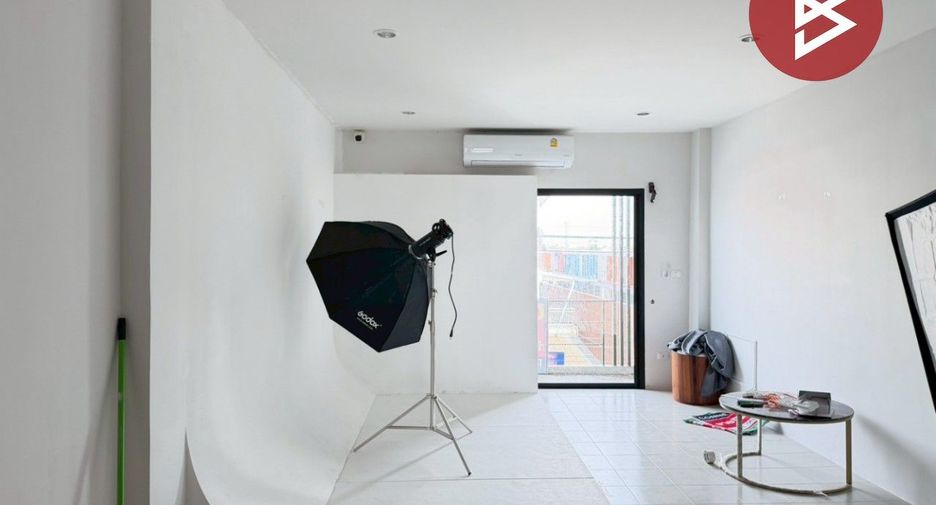 For sale 3 bedrooms retail Space in Lam Luk Ka, Pathum Thani