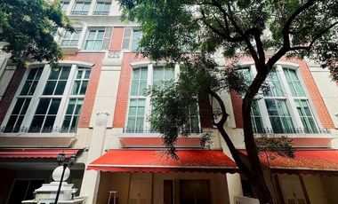 Casa adosada en alquiler de 4 habitaciones en Watthana, Bangkok