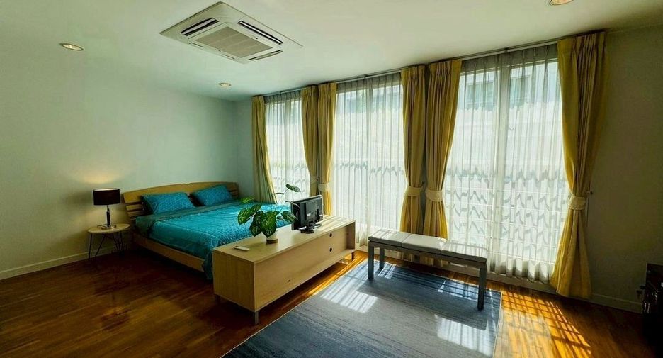 Casa adosada en alquiler de 4 habitaciones en Watthana, Bangkok