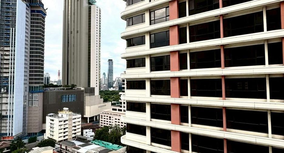 For rent 3 bedrooms condo in Sathon, Bangkok