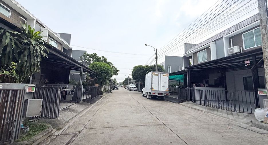 Reihenhaus zum Kauf mit 3 Zimmer in Khlong Sam Wa, Bangkok