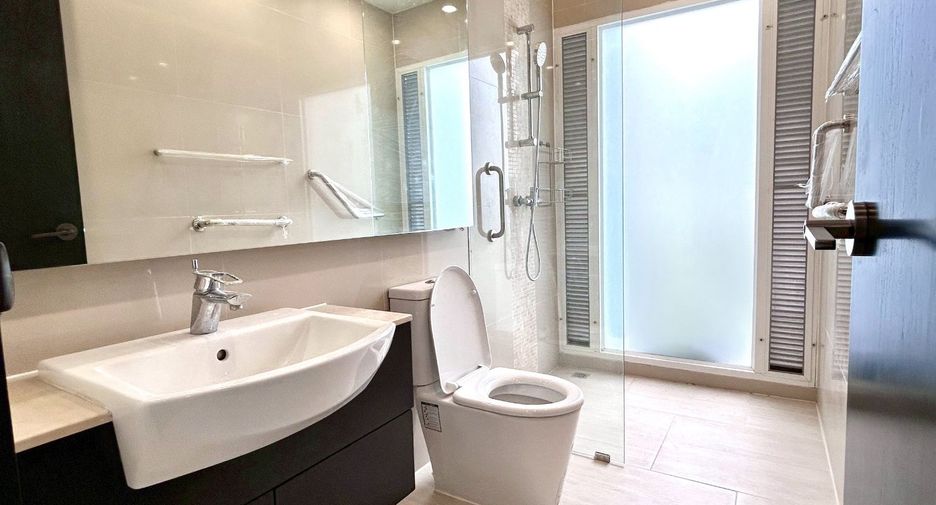Casa en alquiler de 3 habitaciones en Khlong Toei, Bangkok