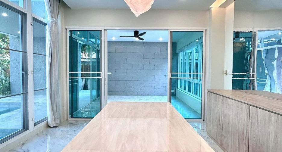Casa en alquiler de 3 habitaciones en Khlong Toei, Bangkok