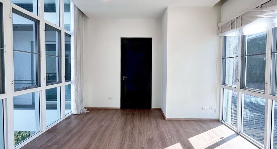 Casa en alquiler de 3 habitaciones en Khlong Toei, Bangkok