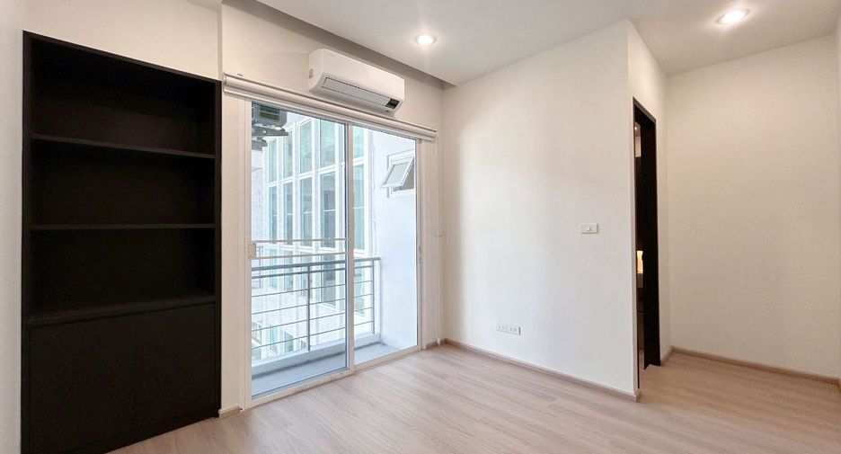 Casa en alquiler de 3 habitaciones en Khlong Toei, Bangkok