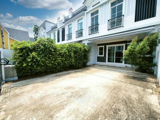 For rent 3 bedrooms townhouse in Prawet, Bangkok