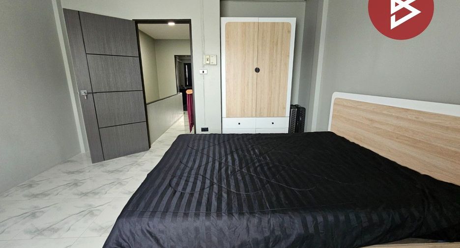 Продажа 2 спальни таунхаус в Mueang Chon Buri, Чонбури