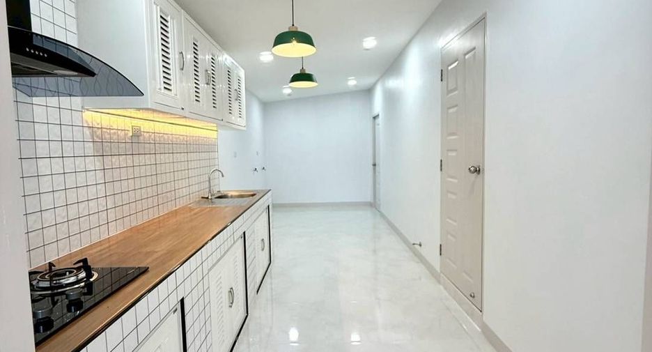 For sale 3 ベッドルーム house in Si Racha, Chonburi