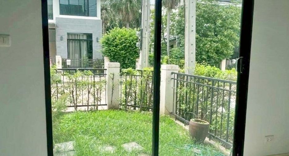 À vendre 4 chambres maison de ville à Min Buri, Bangkok