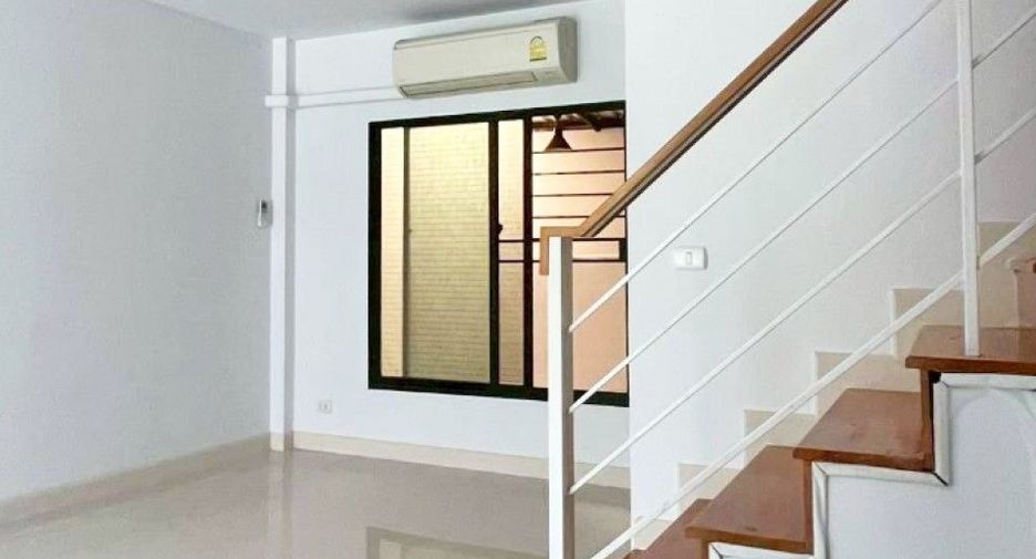 À vendre 4 chambres maison de ville à Min Buri, Bangkok