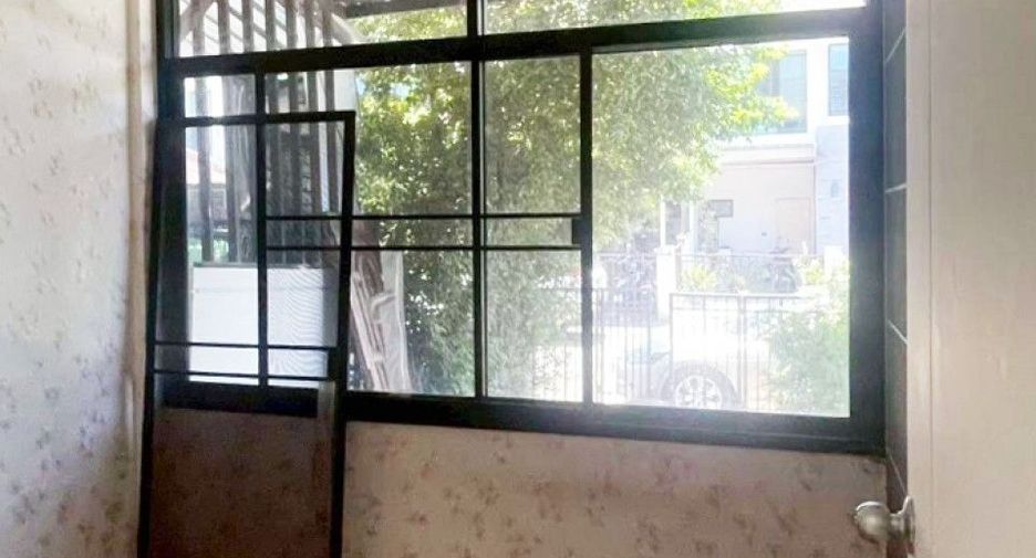 À vendre 4 chambres maison de ville à Min Buri, Bangkok