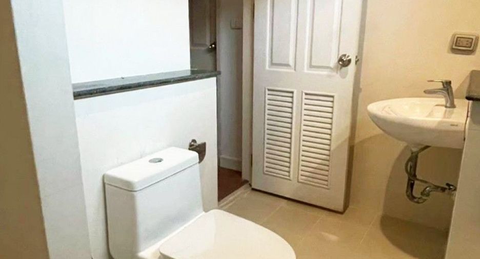 À vendre 4 chambres maison de ville à Min Buri, Bangkok