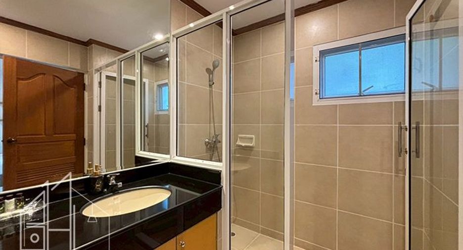 For rent 2 bedrooms apartment in Watthana, Bangkok