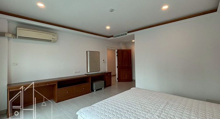 For rent 3 bedrooms condo in Watthana, Bangkok